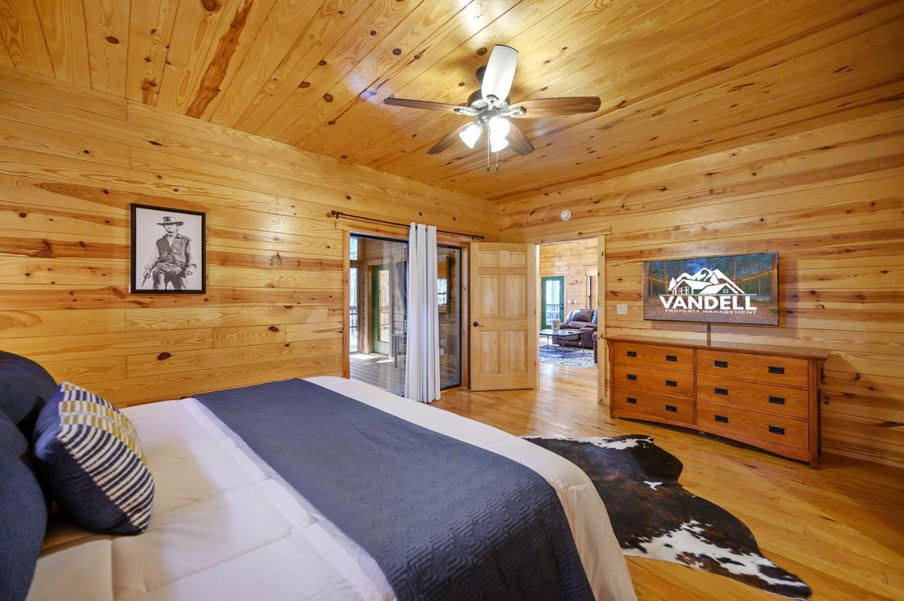 ברוקן בו The Eastwood Spacious Retreat With 4 King En-Suites - Hot Tub - Pet-Friendly - Cozy Fire Pit - Prime Location - Multi-Family מראה חיצוני תמונה