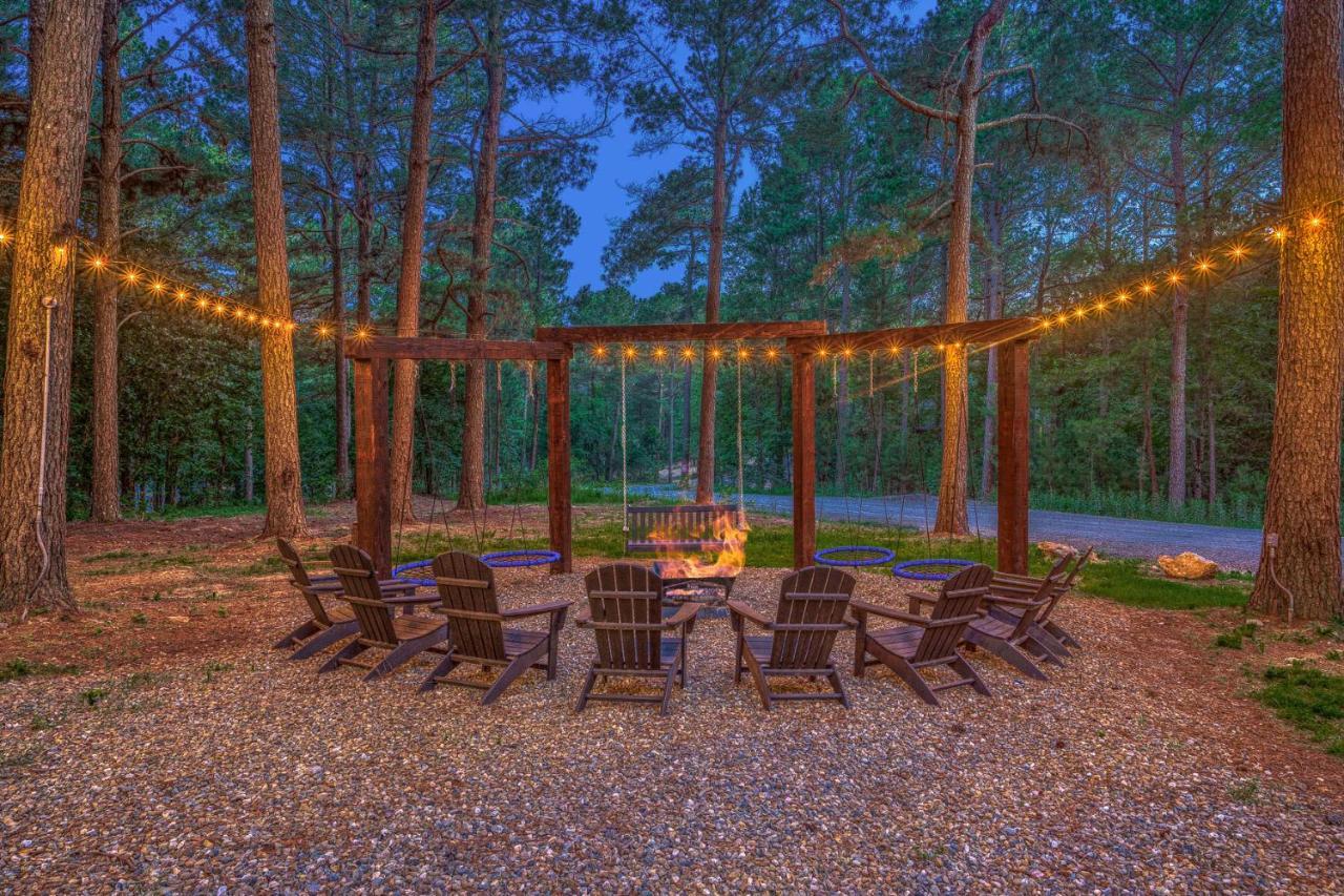 ברוקן בו The Eastwood Spacious Retreat With 4 King En-Suites - Hot Tub - Pet-Friendly - Cozy Fire Pit - Prime Location - Multi-Family מראה חיצוני תמונה