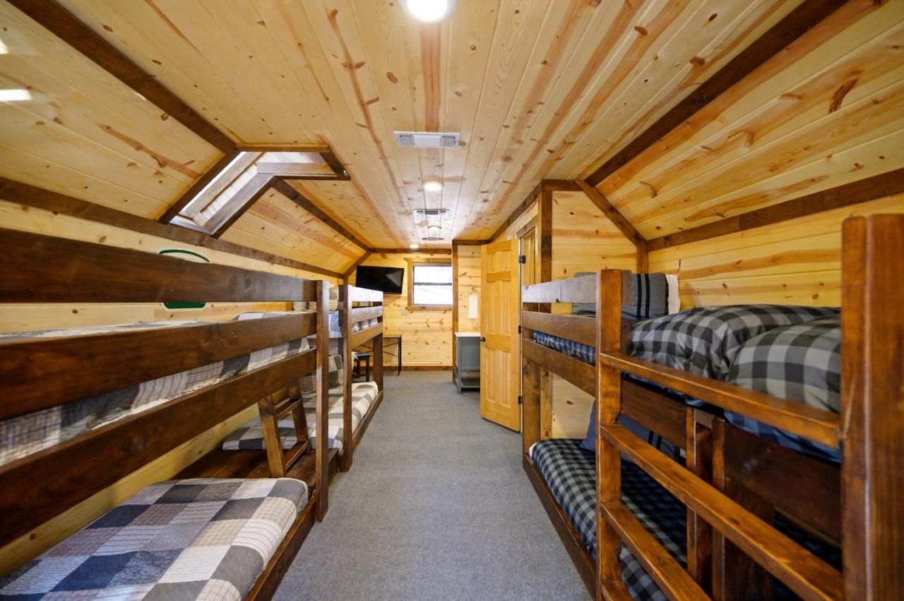 ברוקן בו The Eastwood Spacious Retreat With 4 King En-Suites - Hot Tub - Pet-Friendly - Cozy Fire Pit - Prime Location - Multi-Family מראה חיצוני תמונה