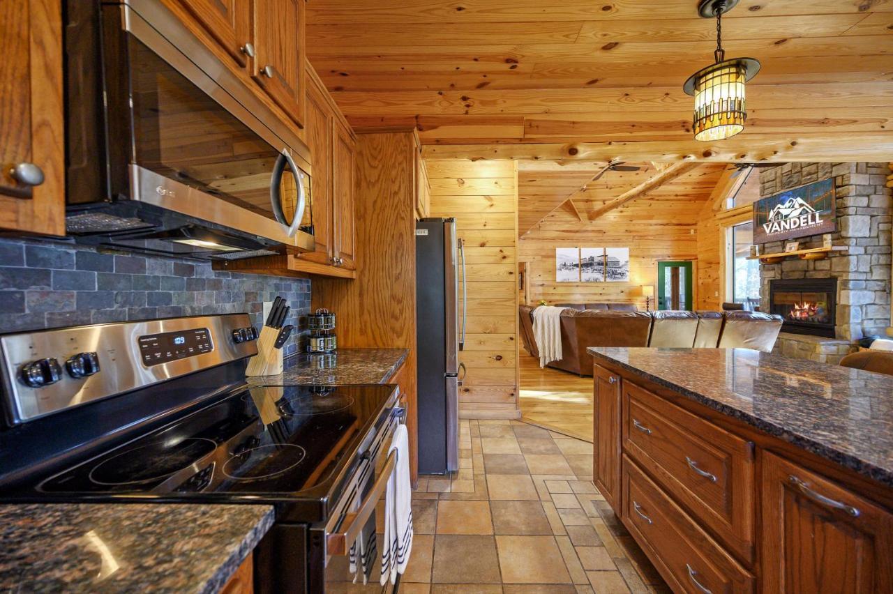 ברוקן בו The Eastwood Spacious Retreat With 4 King En-Suites - Hot Tub - Pet-Friendly - Cozy Fire Pit - Prime Location - Multi-Family מראה חיצוני תמונה