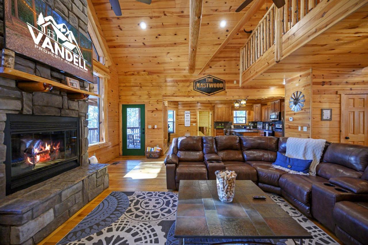ברוקן בו The Eastwood Spacious Retreat With 4 King En-Suites - Hot Tub - Pet-Friendly - Cozy Fire Pit - Prime Location - Multi-Family מראה חיצוני תמונה