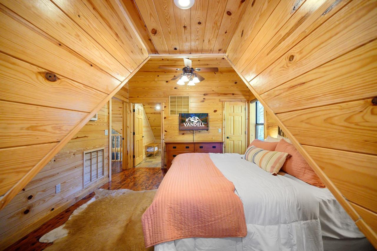 ברוקן בו The Eastwood Spacious Retreat With 4 King En-Suites - Hot Tub - Pet-Friendly - Cozy Fire Pit - Prime Location - Multi-Family מראה חיצוני תמונה
