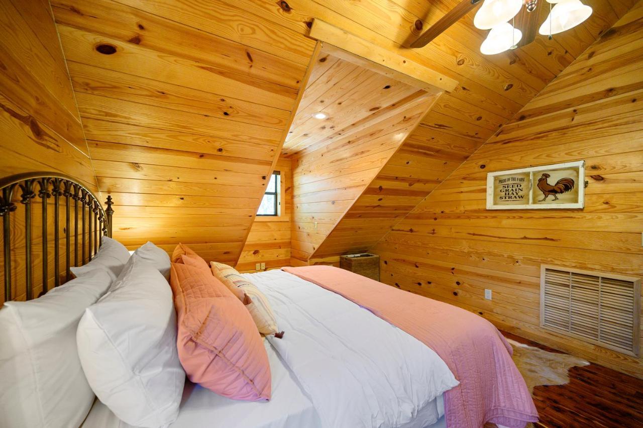 ברוקן בו The Eastwood Spacious Retreat With 4 King En-Suites - Hot Tub - Pet-Friendly - Cozy Fire Pit - Prime Location - Multi-Family מראה חיצוני תמונה
